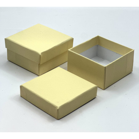 علب كرتون مع غطاة