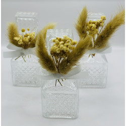 قنية زجاج مع ورد